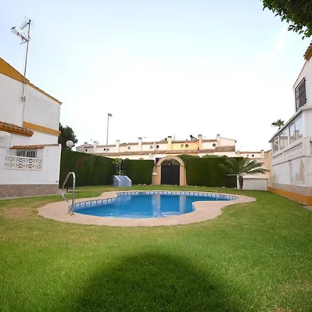 Agradable Adosado Con Piscina, Duchas Hidromasaje Holiday home