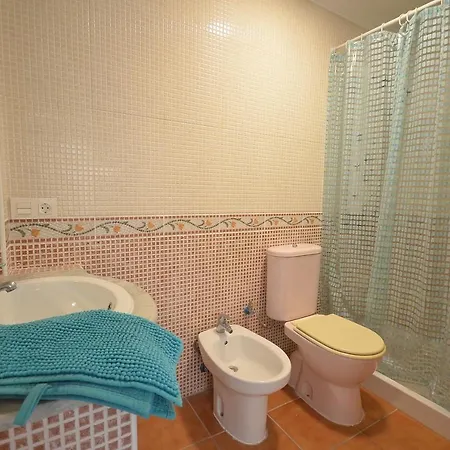 Agradable Adosado Con Piscina, Duchas Hidromasaje