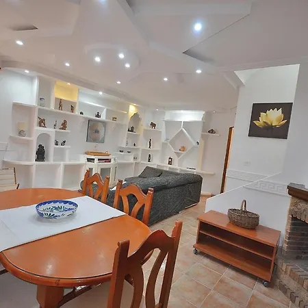 Agradable Adosado Con Piscina, Duchas Hidromasaje *