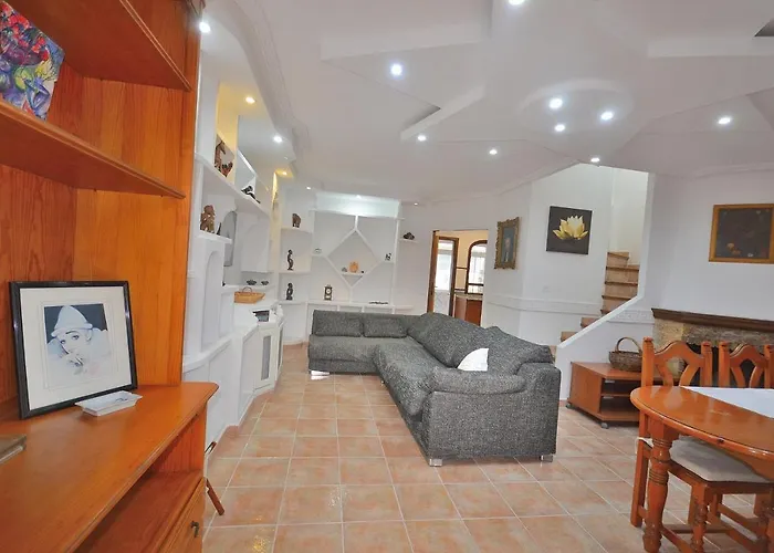 Agradable Adosado Con Piscina, Duchas Hidromasaje